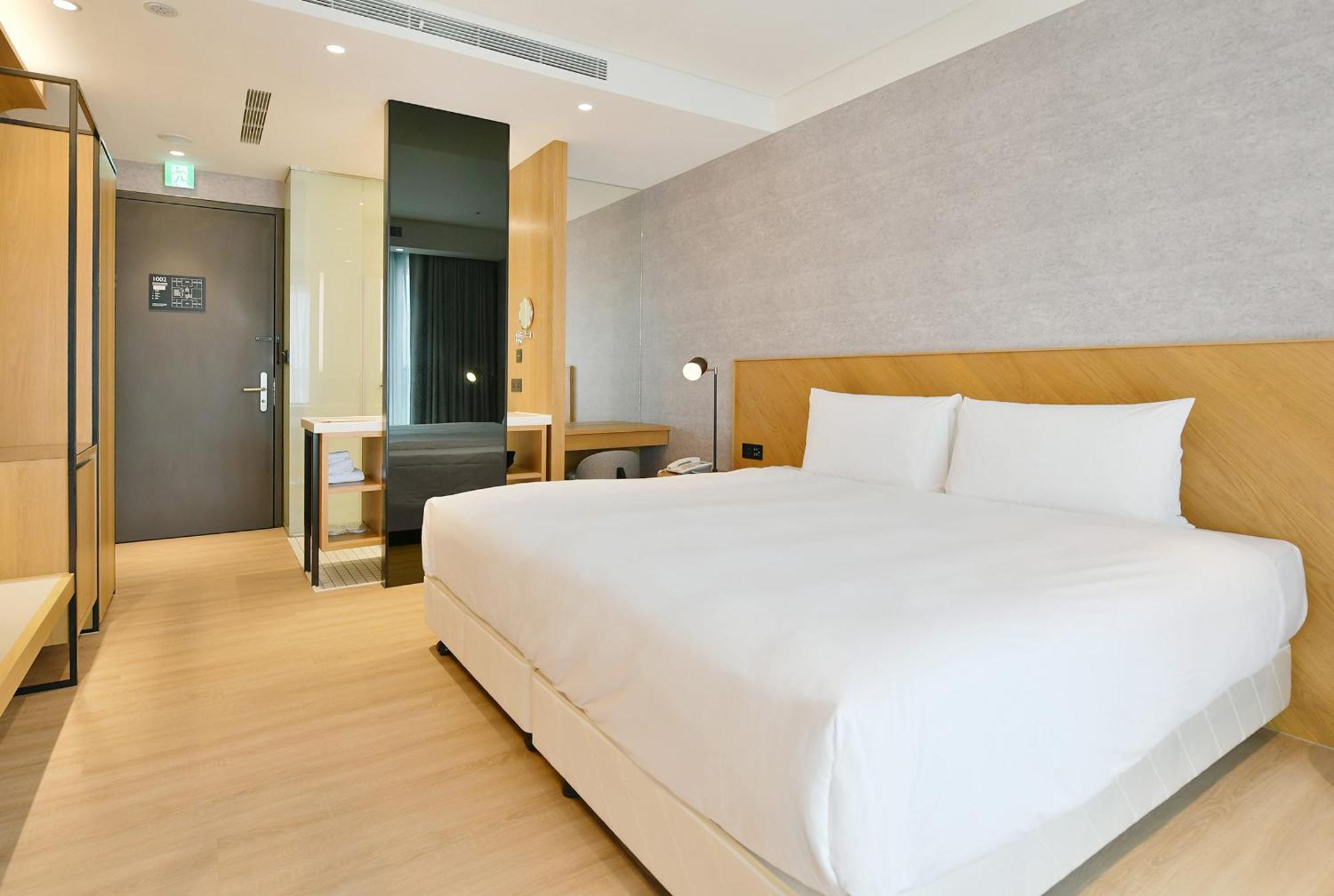 Check Inn Select New Taipei Sanchong Exteriör bild